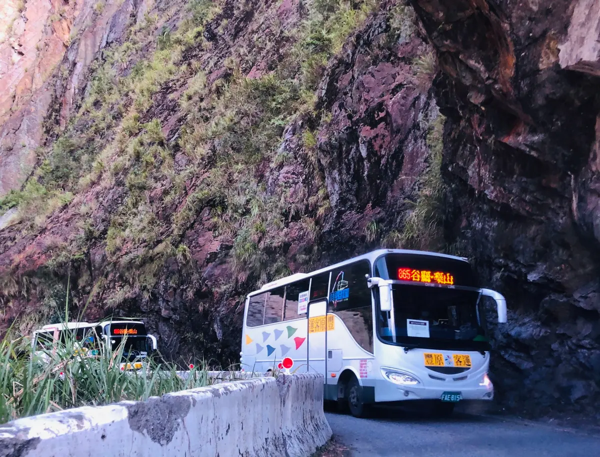 ▲梨山居民返鄉台8臨37線，春節期間將增加通行時段(圖／交通局提供2024.2.6)