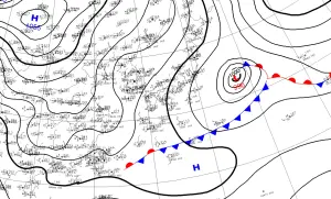 ▲低壓氣旋系統從中國出海後來到日本海，逆時針旋轉的特性將日本海的大量水氣掃至日本東北一帶，「低溫+水氣充足」導致降雪爆發。（圖／中央氣象署提供）