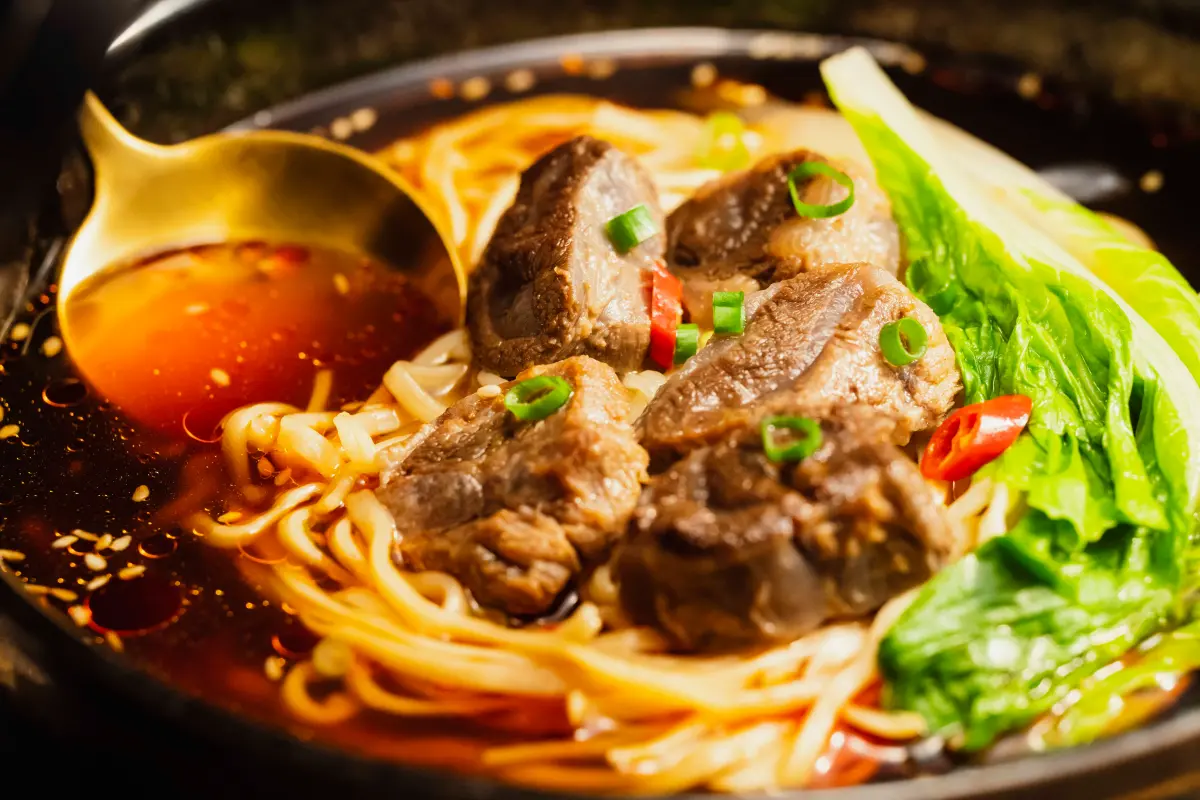 ▲滿漢大餐Gold「熗牛肉麵」，火紅色湯頭則是洋溢著新春的歡樂氛圍，也象徵著好運、幸福和繁榮。（圖／品牌提供）