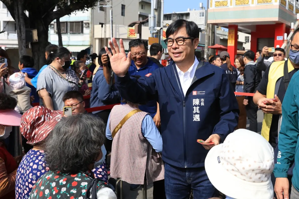 ▲高雄市長陳其邁持續走春，今(6)日上午先後前往左營、鼓山及鹽埕參香祈福，走春發放龍年開運小紅包。（圖／高市府提供）