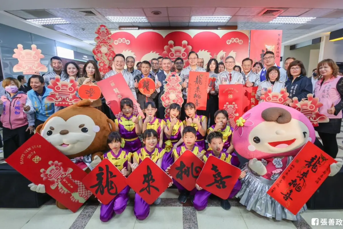 ▲桃園市長張善政發放「龍來桃喜」春聯，卻因為用字引發一系列爭議。（圖／取自張善政臉書）