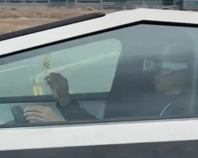 ▲社群平台近日瘋傳1段影片，1名特斯拉駕駛員疑似頭戴Vision Pro裝置，雙手在空中比劃手勢，並沒有握住方向盤。（圖／擷取自X平台影片）