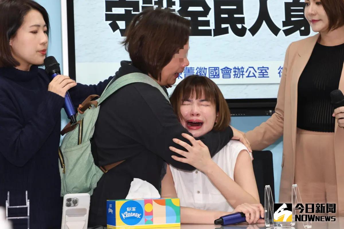▲陳沂（白衣者）在記者會當中和媽媽相擁而泣。（圖／記者陳明中攝影） 