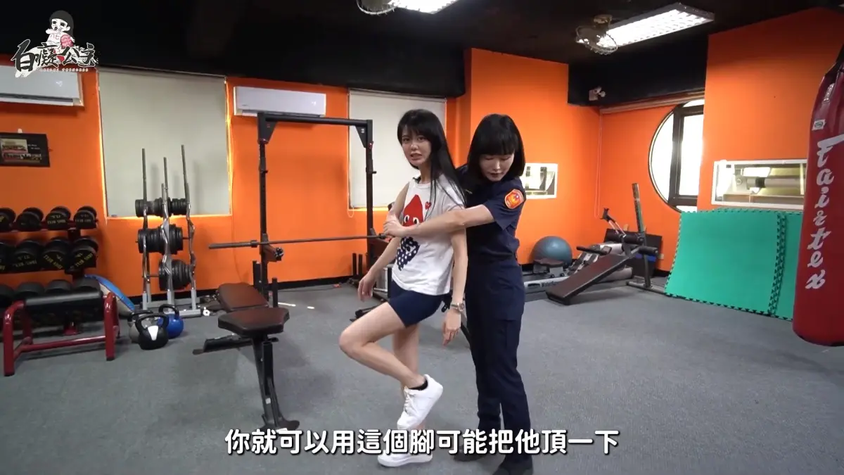▲網紅陳沂路邊遭襲擊受社會矚目！白癡公主曾邀請「新北婦幼警察隊」女警協助拍攝「實用防身術」教學影片，1分鐘學會三招快速掙脫。（圖／翻攝白癡公主YT）