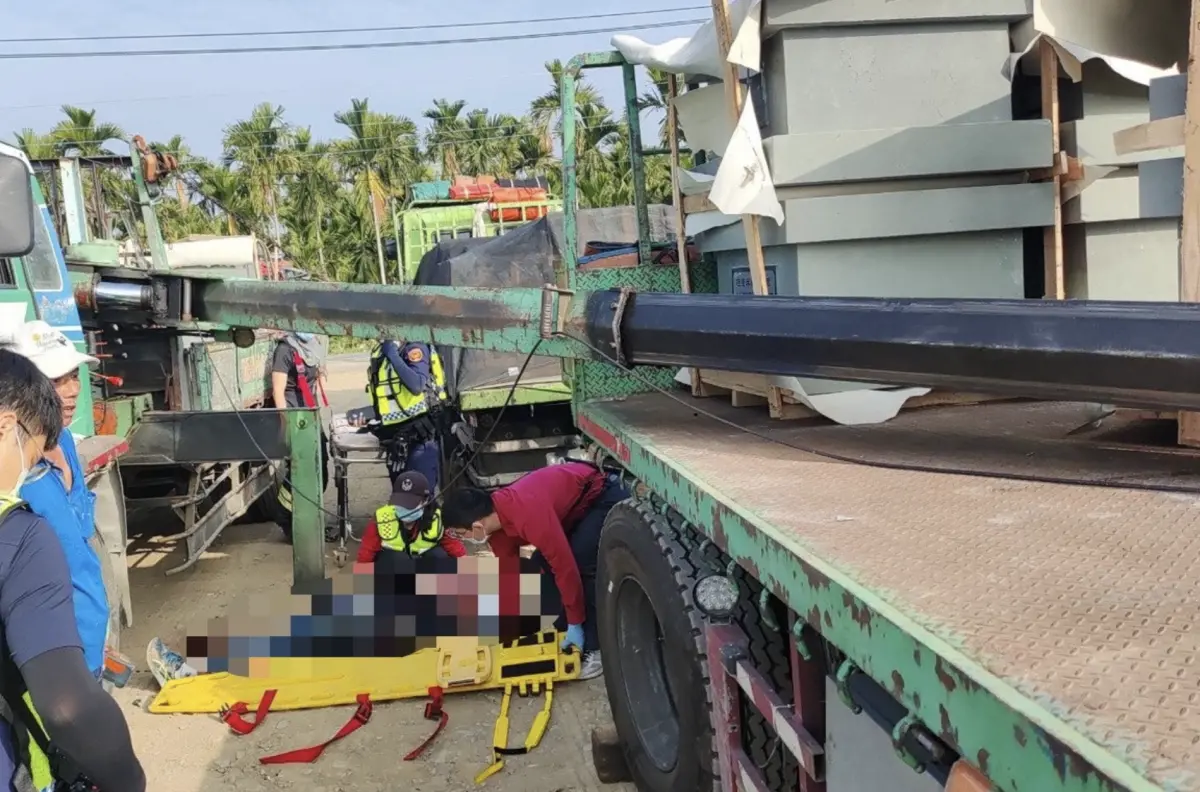 ▲今（6）日上午8時許，一輛吊車在進行神像吊掛時，吊臂繩子疑似因為物品過重導致吊臂斷裂，夾具整個從空中高速墜落，當場砸中一名57歲的陳姓工人，緊急送醫仍不治。（圖／翻攝記者爆料網）