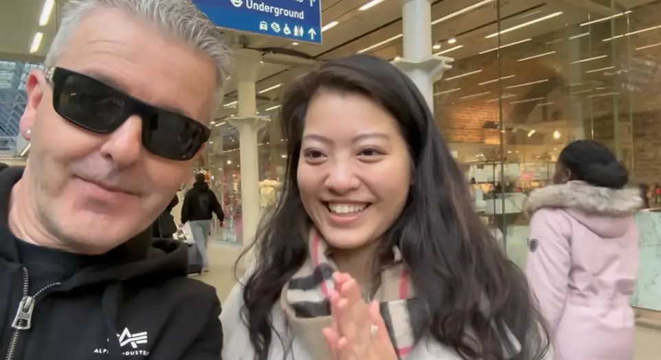 ▲林俊憲證實，那位教英國鋼琴家卡瓦納說台語的女生，真的是台灣人，「因為她是我以前的助理啦！」（圖／Dr K Boogie Woogie 臉書）