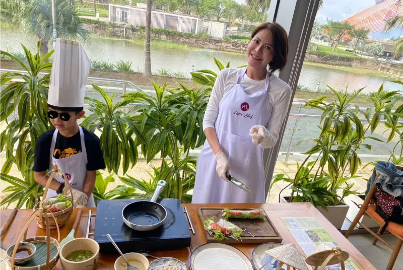 ▲國民黨立委陳菁徽平時喜歡和兒子下廚。(圖/陳菁徽提供)