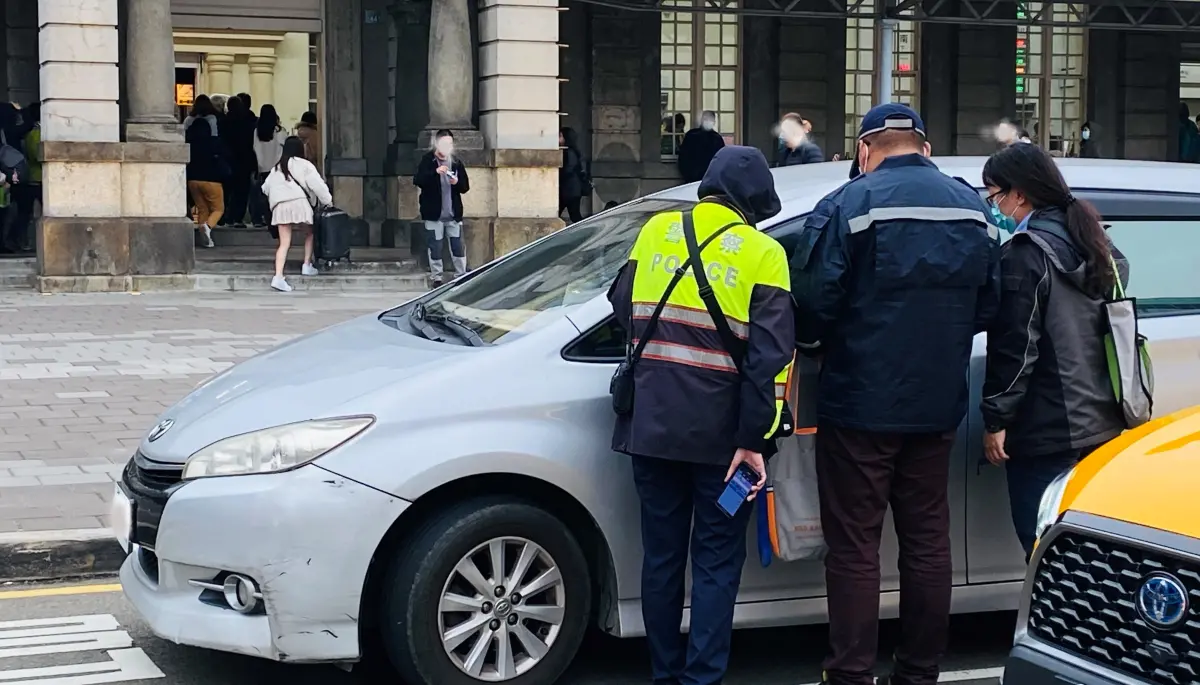 ▲新竹市監理站偕同新竹市警察局交通隊近日組成監警聯合稽查小組，於新竹火車站前成功攔查收取100元車資的違規營業車輛1輛。 （圖／新竹市監理站提供）