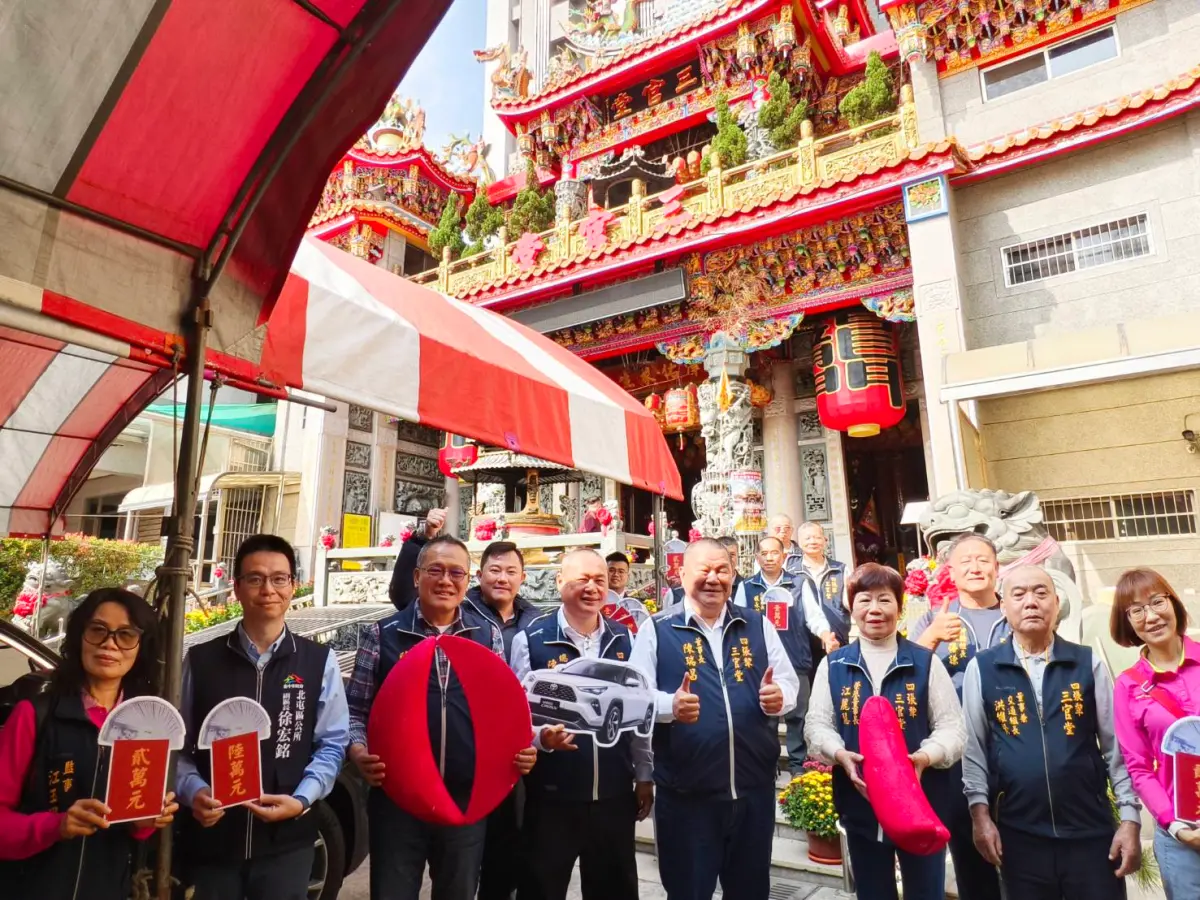 ▲台中四張犁三官堂辦擲筊杯賽，首獎汽車一輛，另外還有現金獎，歡迎信眾來博好運。（圖／三官堂提供）