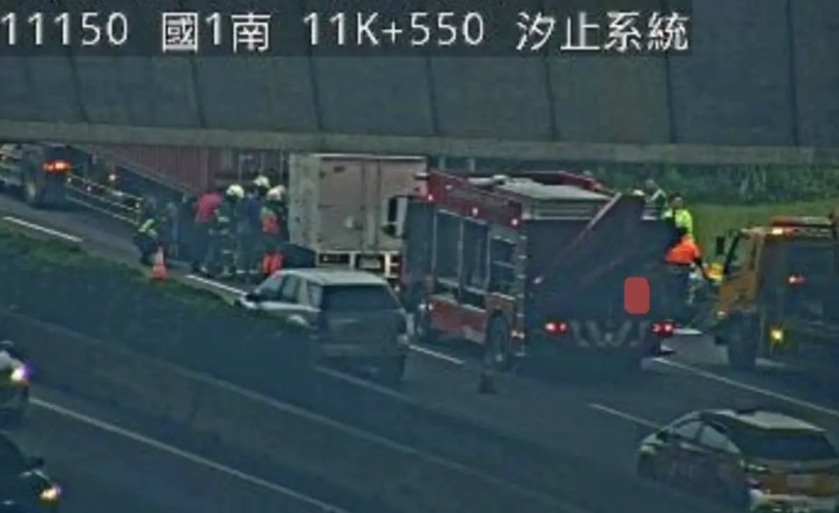 ▲今（6）日下午3時20分許，國道1號北上11.3公里汐止系統發生車禍，一輛小貨車由於不明原因撞上前方貨櫃車，小貨車車頭嚴重變形，駕駛受困車內。（圖／翻攝畫面）