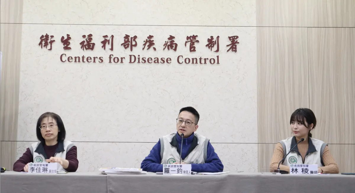 ▲衛福部疾管署每週的例行記者會中，最右邊的位置一定會有一位防疫醫師坐鎮。（圖／疾管署提供）