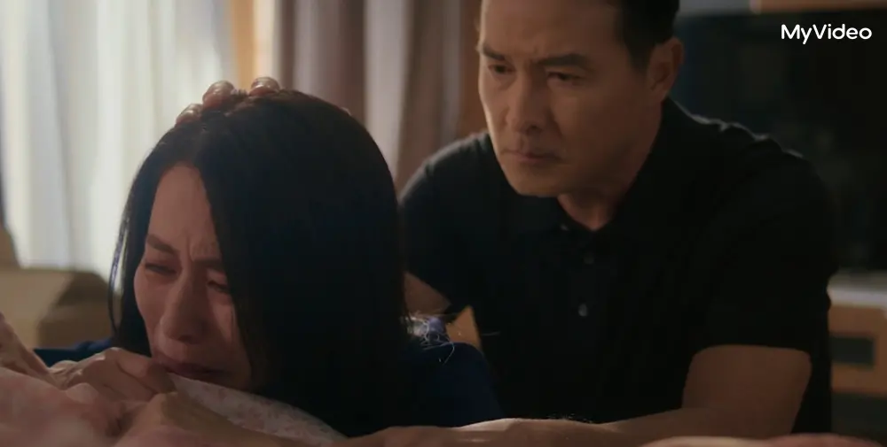 ▲《誰殺了她》李銘順（後）演變態父，付費看宣萱女兒成人直播。（圖／MyVideo提供）