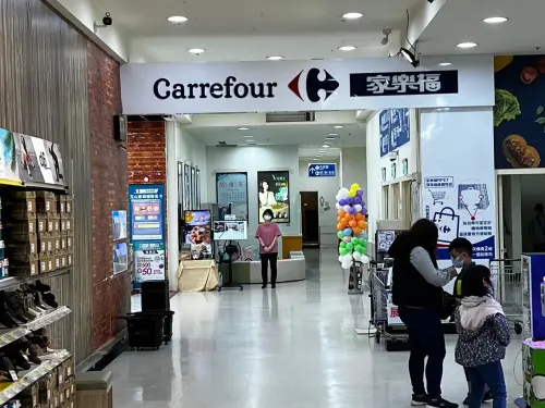 ▲家樂福過年隱藏優惠倒數2天,單筆消費滿2000元,整單現金回饋10%。(圖/記者張勵德攝) ▲家樂福過年隱藏優惠倒數2天,單筆消費滿2000元,整單現金回饋10%。(圖/記者張勵德攝)