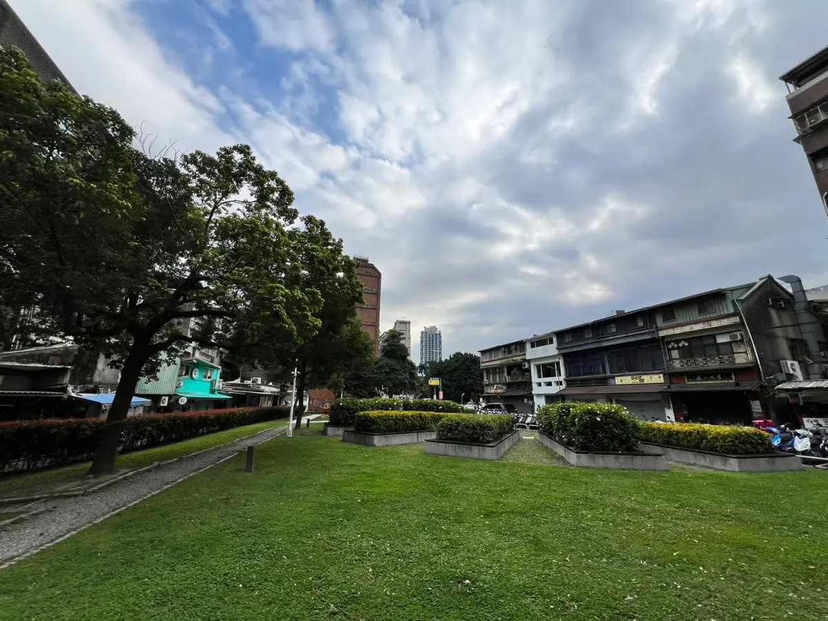 ▲台北市安東街周遭多為老舊公寓，因此台鐵公司於安東街的土地開發後，可望帶動街貌更新。（圖／資料照片）