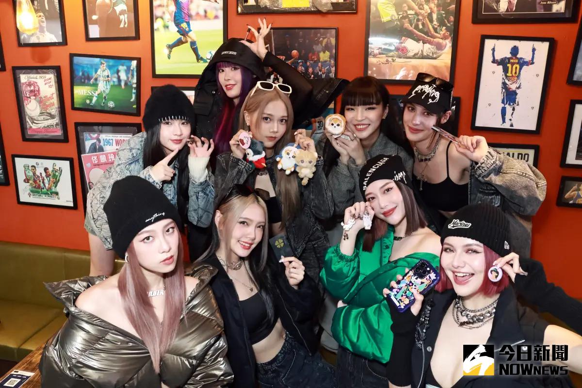 ▲HUR+ CRIMZON曬出新年幸運物，期待它們為自己帶來正能量，能夠順利發片、前進韓國打歌。（圖／記者吳翊婕攝影）