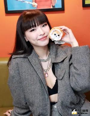 ▲來自外蒙古的巴倫月一個人在台灣覺得孤單，連穎送了一個貓咪玩偶給她當護身符。（圖／記者吳翊婕攝影）