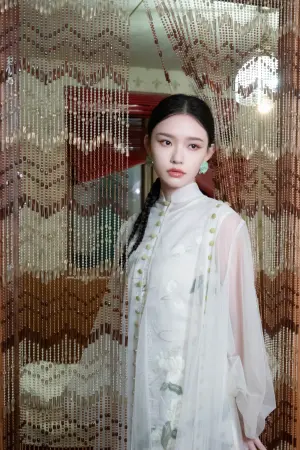 ▲周星馳「最寵星女郎」林允換上薄紗旗袍好優雅。(圖/林允微博) ▲周星馳「最寵星女郎」林允換上薄紗旗袍好優雅。(圖/林允微博)