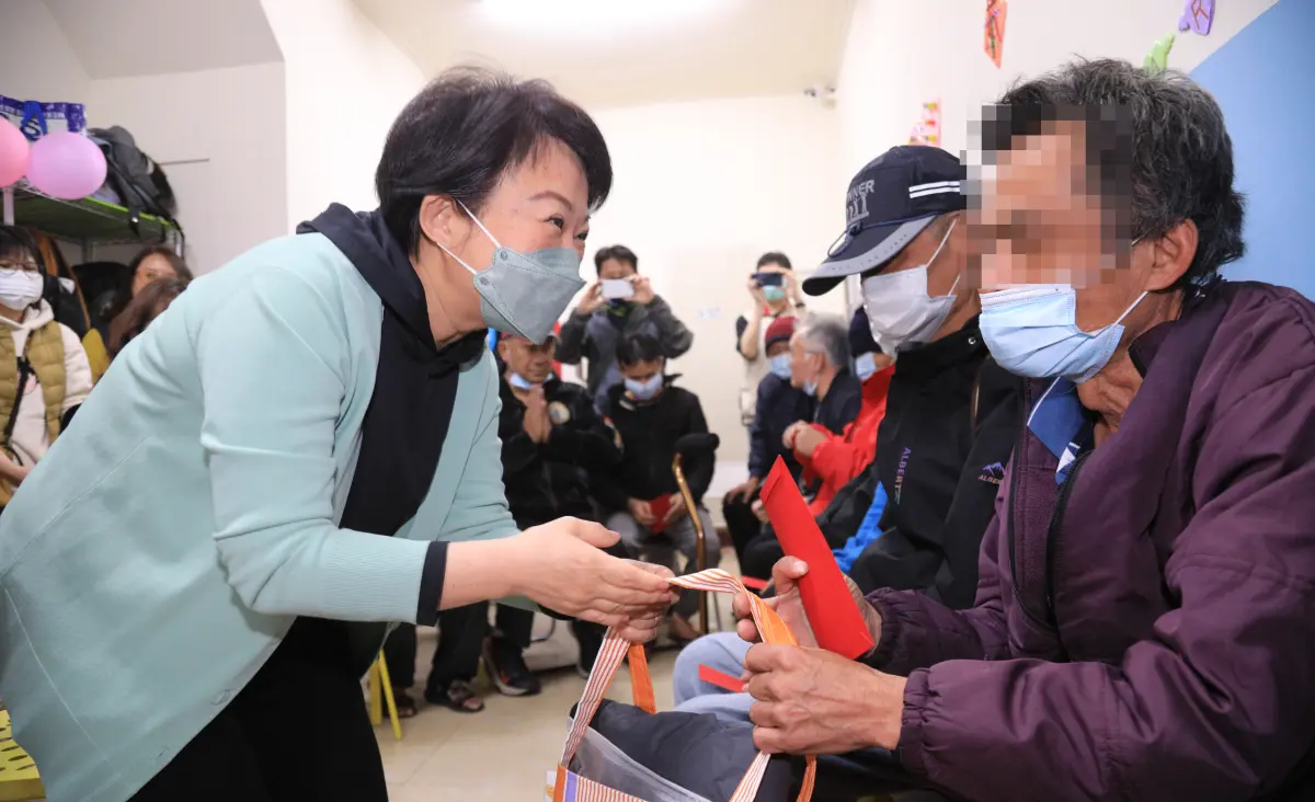 ▲台中市長盧秀燕今慰問街友，她表示對中央沒任何意見，只是不捨同仁被誤解。（圖／台中市政府提供，2024.02.07）