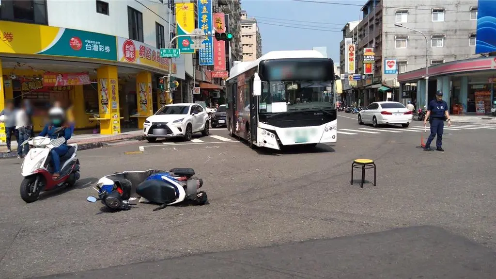 ▲高雄三民區大豐一路、建工路口，昨（6）日上午11時許發生一起車禍事故。（圖／翻攝畫面）