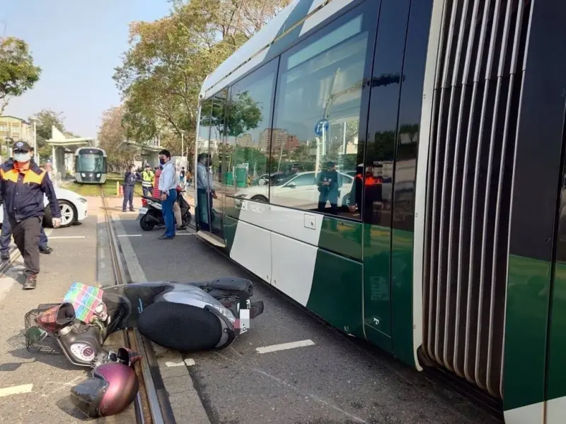 ▲高雄輕軌列車今天上午9時多與機車發生擦撞。（圖／翻攝畫面）