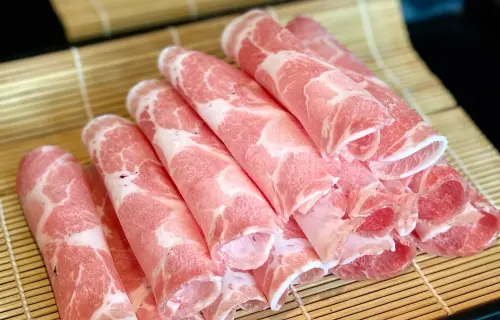 台糖豬肉陷風暴!什麼是「瘦肉精」西布特羅 檢驗標準、危害一覽 ▲台中市政府複驗台糖豬肉檢出瘦肉精0.002ppm、衛福部食藥署也驗出「西布特羅Cimbuterol」0.001ppm。究竟什麼是「瘦肉精」,檢驗、危害、台灣與國際瘦肉精標準一覽。(圖/記者蕭涵云攝)