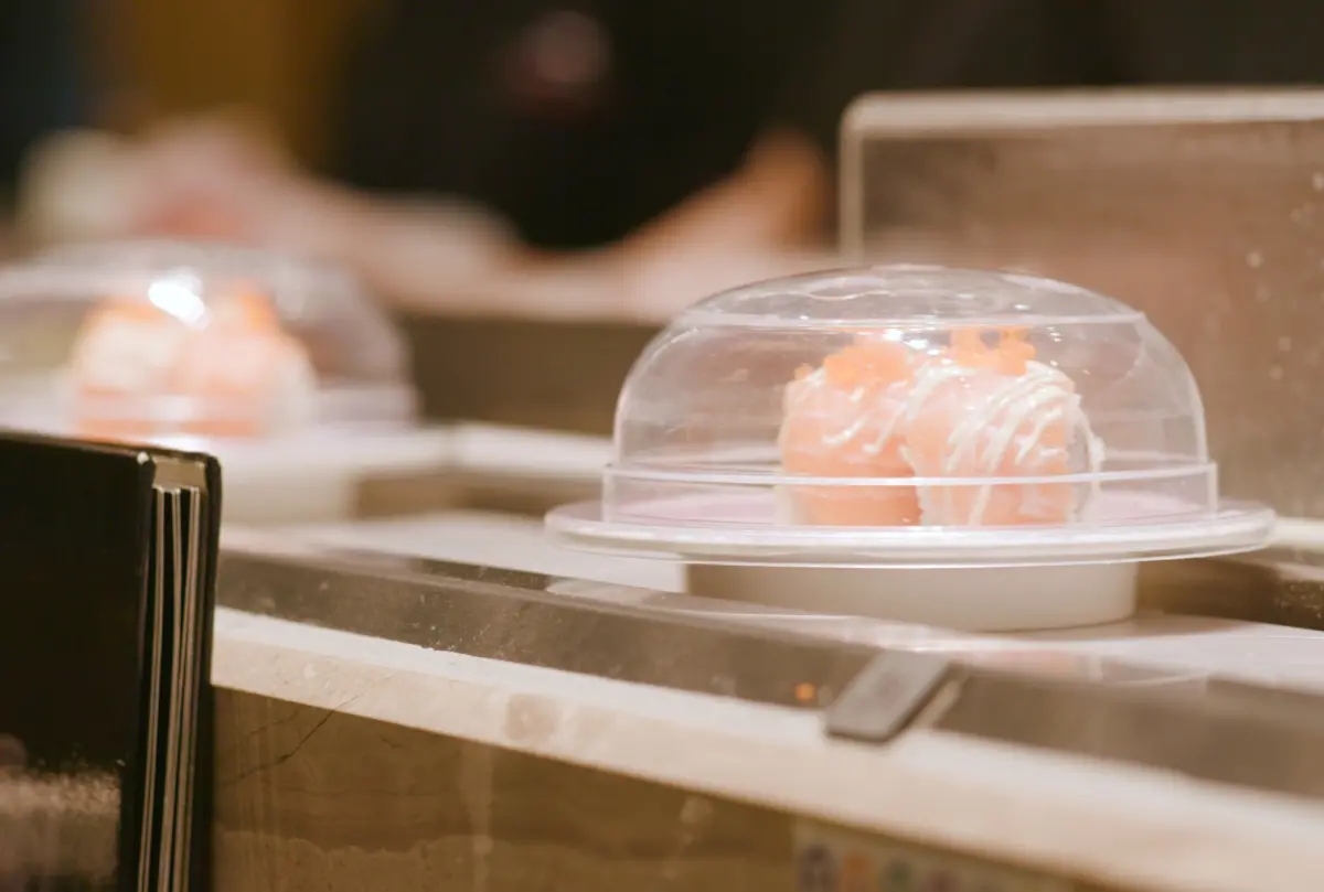 ▲有網友分享公司年末尾牙辦在爭鮮還限制金額，Po文抱怨引起熱議。（示意圖／Canva）