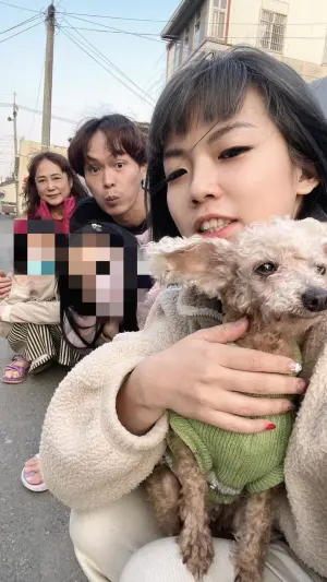 ▲萁萁不僅是經紀人、藝人、診所行銷人員,在家裡她還是個三寶媽和太太,身兼數職十分充實(圖/翻攝萁萁的黃三寶臉書) ▲萁萁不僅是經紀人、藝人、診所行銷人員,在家裡她還是個三寶媽和太太,身兼數職十分充實(圖/翻攝萁萁的黃三寶臉書)