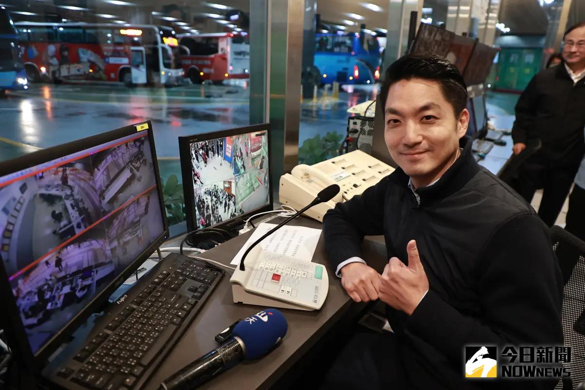 ▲台北市長蔣萬安於市府轉運站廣播台廣播，向市民朋友拜年。（圖／記者葉政勳攝，2024.02.07）