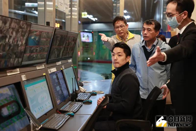 ▲台北市長蔣萬安於市府轉運站廣播台廣播，向市民朋友拜年。（圖／記者葉政勳攝，2024.02.07）