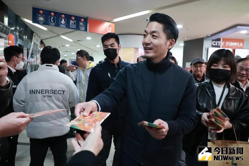 ▲台北市長蔣萬安於市府轉運站發送發財金，向市民朋友拜年。（圖／記者葉政勳攝，2024.02.07）