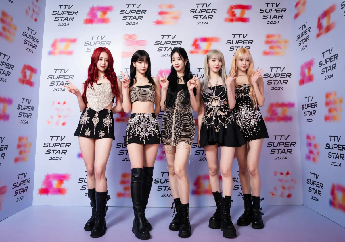 ▲南韓大勢女團LE SSERAFIM在《紅白藝能大賞》壓軸登場，向粉絲公布發片喜訊。（圖／台視提供）