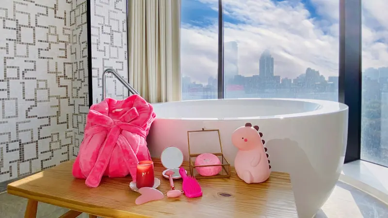 ▲高雄中央公園英迪格酒店喜年迎七周年，結合象徵多元共融及時尚元素的粉紅色為主題色系，於二月限時推出系列住房及餐飲活動。（圖／高雄英迪格提供）
