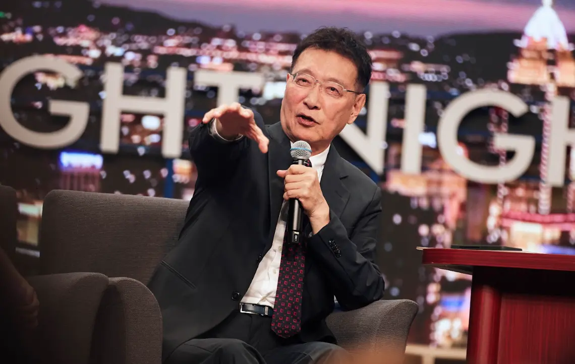 ▲趙少康上賀瓏夜夜秀節目。（圖／照片授權自薩泰爾娛樂）