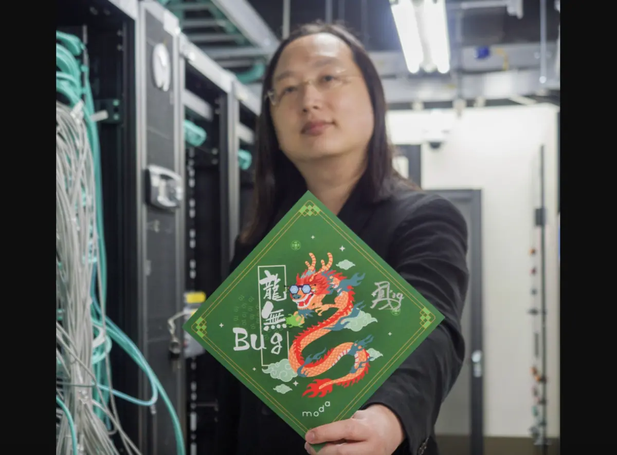 ▲數位發展部推出一款綠色的「2024龍無bug斗方春聯」，部長唐鳳親自示範貼在機房、電腦、印表機等，盼「一路綠燈」，不過綠色的底色引發網友熱議，遭質疑是「守孝」配置。（圖／翻攝數位發展部臉書）