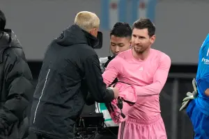 ▲梅西（Lionel Messi）遭到香港球迷高喊退錢，但飛抵日本後神情明顯不同，還向球迷微笑揮手，並在比賽後送出原味球衣。（圖／美聯社／達志影像）