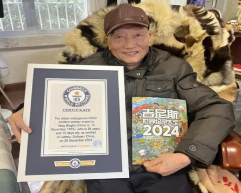 ▲中國四川88歲的老翁楊炳林，最近獲得金氏世界紀錄認證為「最年長B站遊戲網紅」。（圖／翻攝自微博）