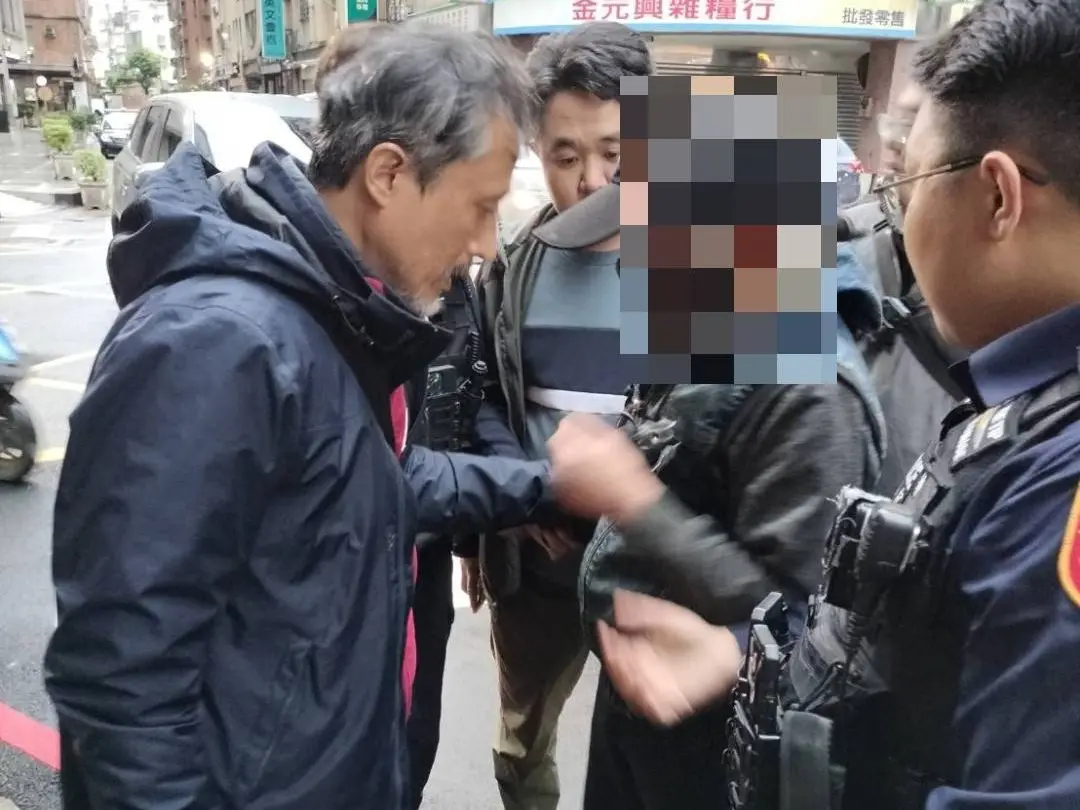 ▲一間位於新北市蘆洲區民族路上的彩劵行，昨（7）日深夜11時許傳出一起搶劫事件。（圖／翻攝畫面）