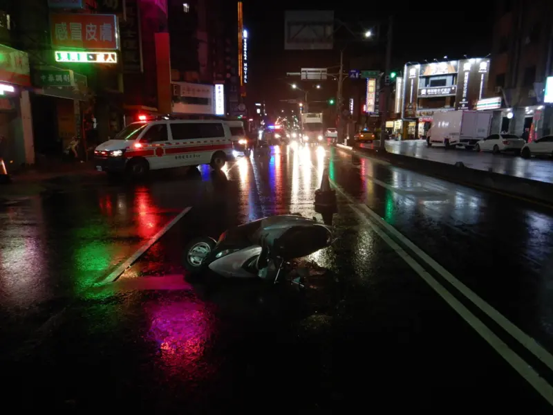 ▲劉男意外撞上違停貨車，送醫搶救宣告不治。（圖／翻攝畫面）