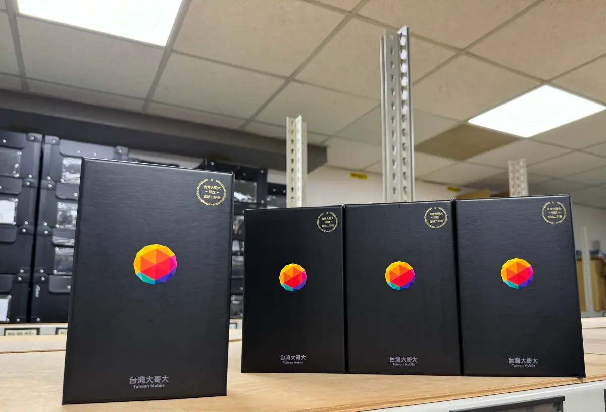 ▲台灣大哥大推出「認證盒裝二手機」，盒裝內附上全新的真無線耳機和充電器，還有12個月保固。2月19日於myfone網路門市開賣，即日起開放預約，最高送上5000元。（圖／官方提供）