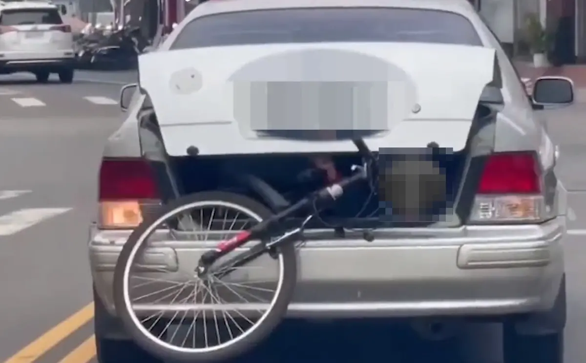 ▲民眾日前行經嘉義街頭，發現一名小孩被塞進前車行李箱內。（圖／翻攝畫面）