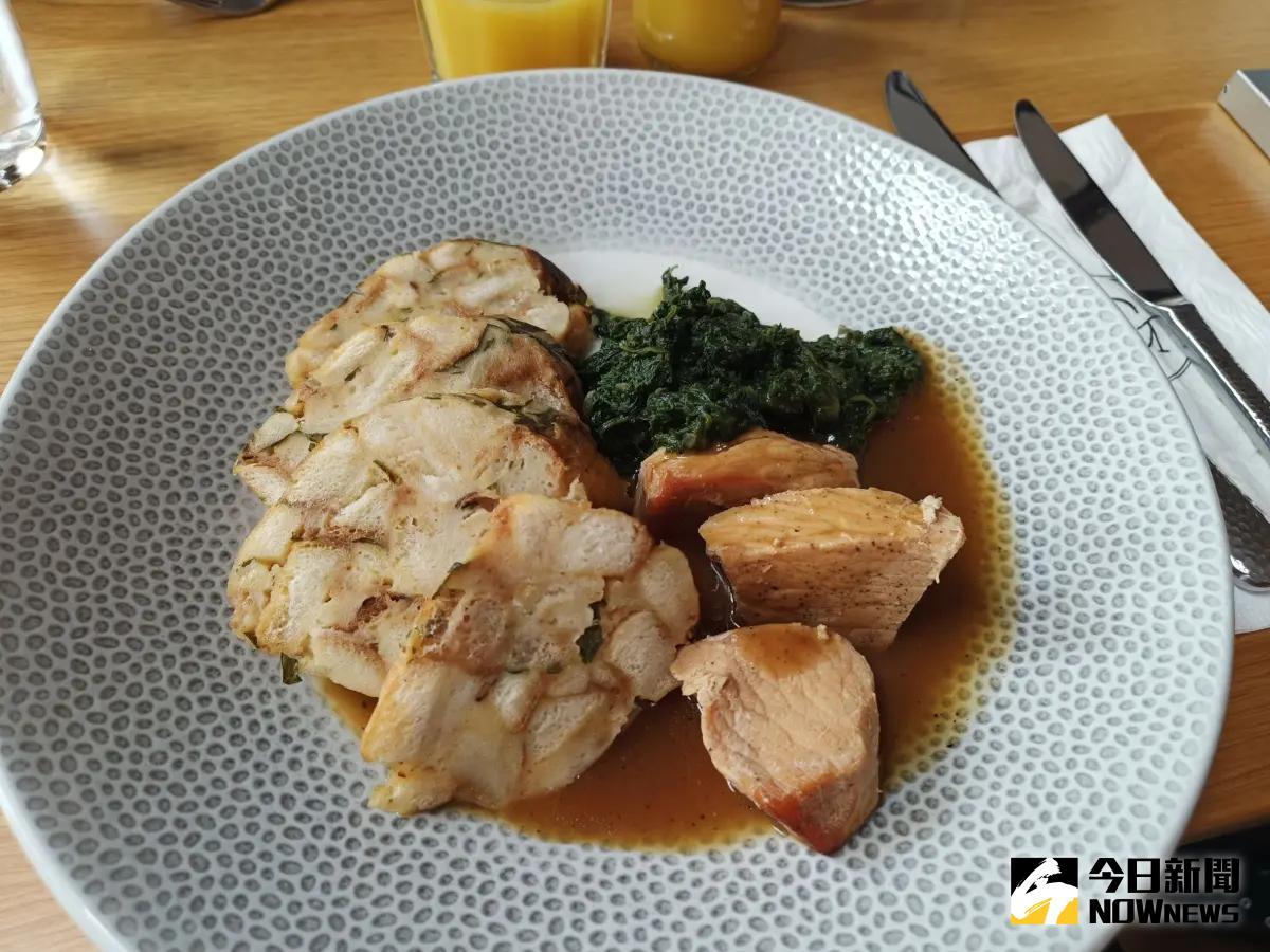 ▲捷克饅頭口感上很像饅頭或是發糕，是捷克菜中常見的主食。（圖／記者許若茵攝）