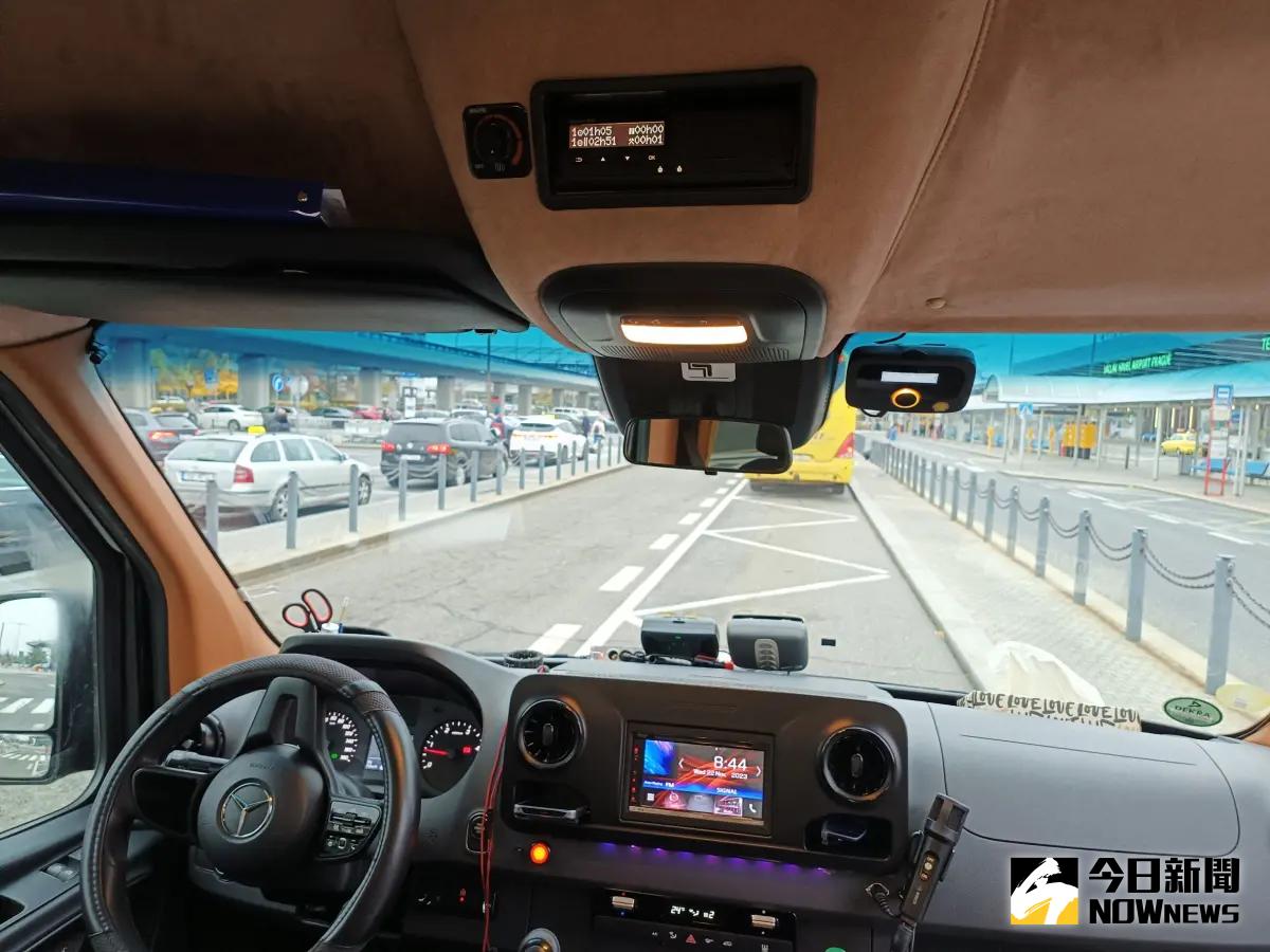 ▲為防疲勞駕駛，歐盟嚴格規範司機每日的開車時間，要求司機上班必須真實打卡紀錄駕駛與休息時間。（圖／記者許若茵攝）