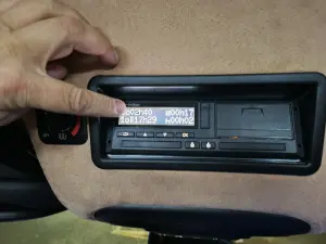 ▲歐盟遊覽車上有一個「紀錄器」，司機上工時必須插入自己的卡片記錄駕駛時間、行車動線等，以供政府部門稽查。圖為捷克司機與記者說明紀錄器數字。（圖／記者許若茵攝）