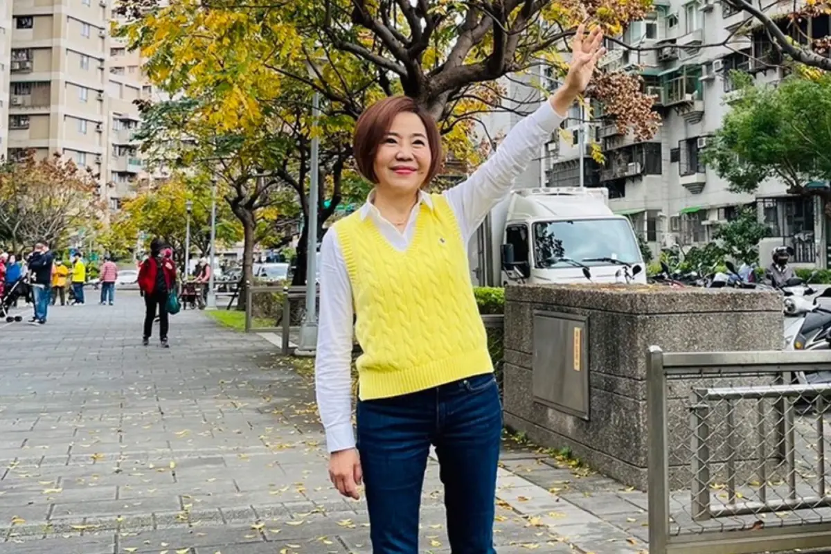 ▲于美人小年夜上街穿紅色羽絨外套整路撞衫，被兒子虧把外套丟掉。（圖／于美人臉書）