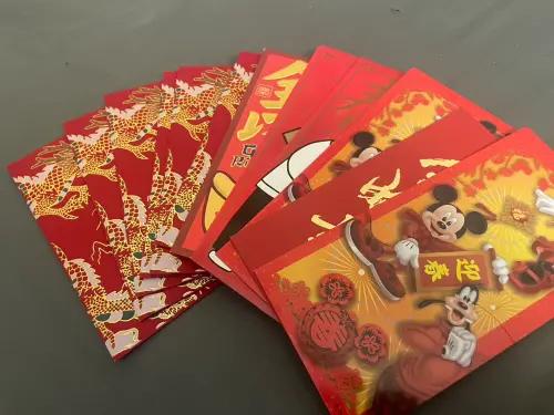 ▲過年紅包袋選擇直立式的有祝福對方「事業順利正財廣進」的意義,如果是要祝對方偏財運爆棚,可以選擇「橫式」的紅包袋哦!(圖/記者張嘉哲攝) ▲過年紅包袋選擇直立式的有祝福對方「事業順利正財廣進」的意義,如果是要祝對方偏財運爆棚,可以選擇「橫式」的紅包袋哦!(圖/記者張嘉哲攝)