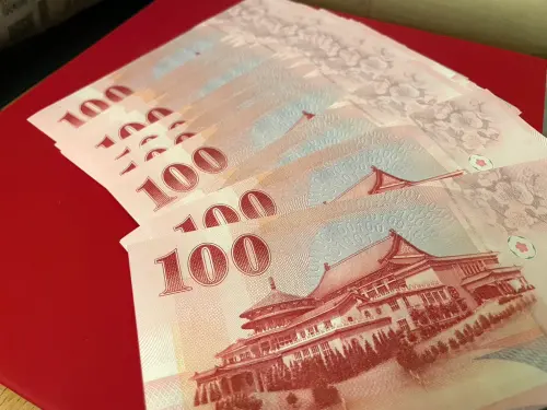 ▲包給嫩嬰、尚未就學、國小、國中的晚輩,可以包600元或者是1000元,以紅色的百元鈔票來包,更為增添喜氣。(圖/記者張嘉哲攝) ▲包給嫩嬰、尚未就學、國小、國中的晚輩,可以包600元或者是1000元,以紅色的百元鈔票來包,更為增添喜氣。(示意圖/記者張嘉哲攝)