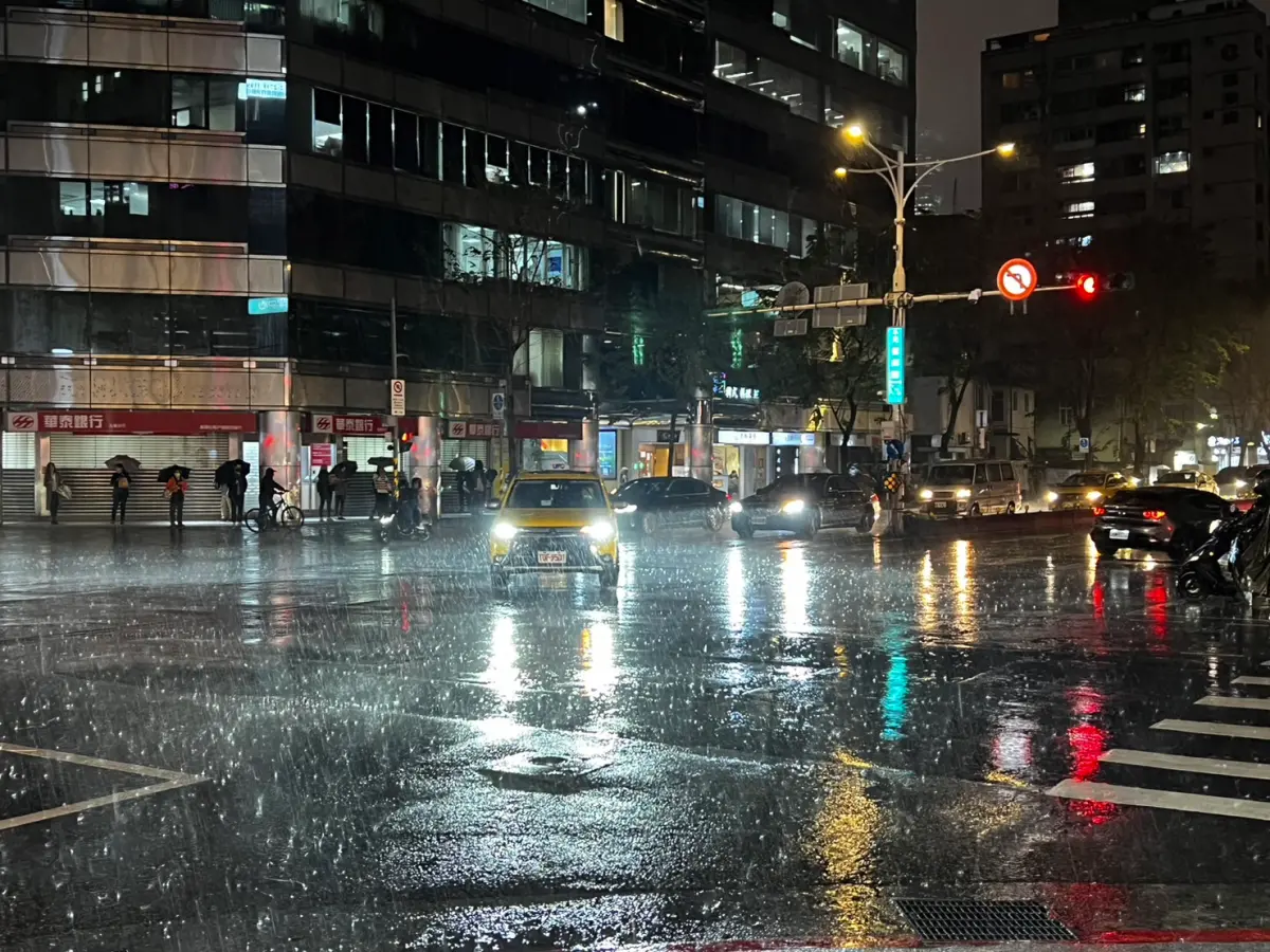 快訊／猛烈雨彈開轟！12縣市「大雨特報」 明天半個台灣下豪雨