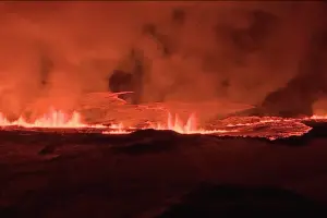 冰島火山又噴發！今年第2度　橘紅色熔岩狂噴80公尺高

