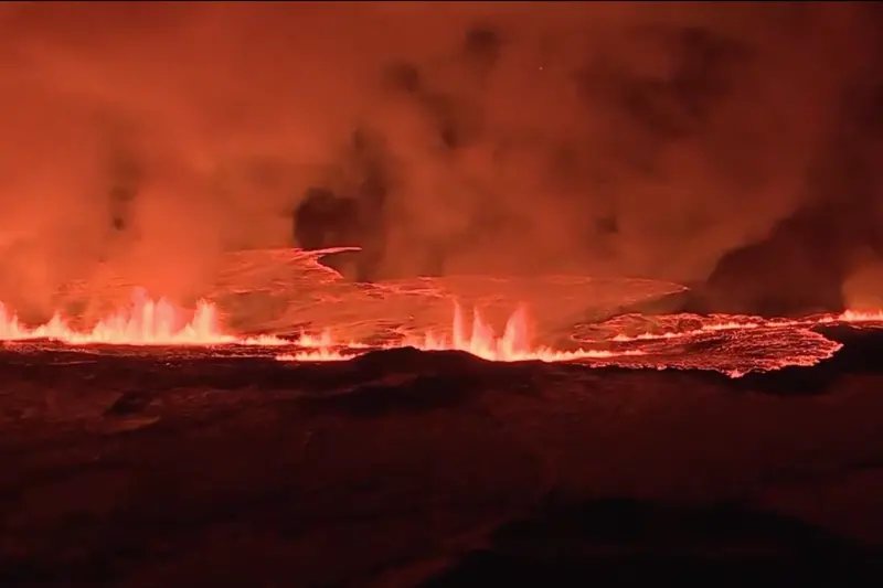 ▲冰島雷克雅內斯半島（Reykjanes）上的一座火山於今（8）日早上噴發。（圖／翻攝自@RUVfrettir的X影片）