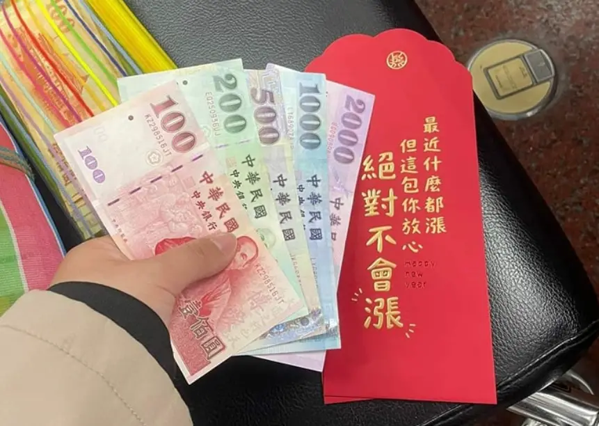 ▲嶄新的金龍年到來，許多人都會拜訪親友，對於上班族來說，最心痛的就是發放紅包的那一刻。（圖／取自爆廢公社）